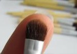 Кисть для аккуратного нанесения темных или ярких теней