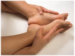 Беспокоят трещины на пятках? Чистите картошку!